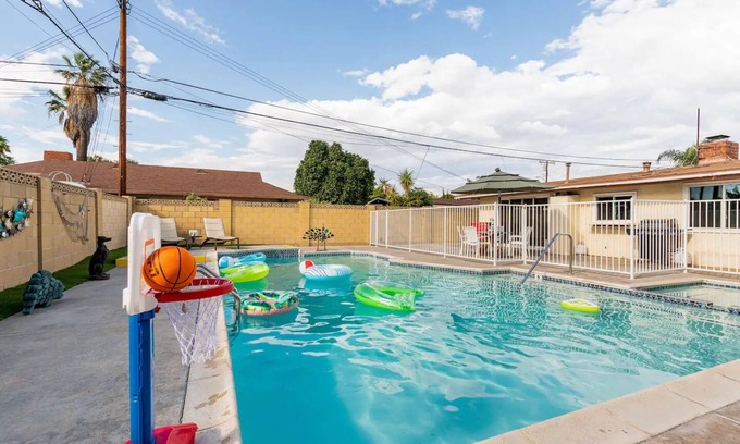 Sherwood Forest and Thistle Development House | Family Vacation Home, Spa & Big Pool, Game Room, 8 minutes to Disney✨