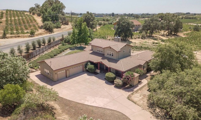 Shenandoah Valley House | Family Winery Estate · Pet-Friendly Home with Vineyard Views