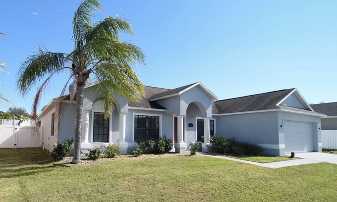 Legacy Park House | Fantastic 4 bed detached home, large pool, great pool deck, Disney 9 miles!