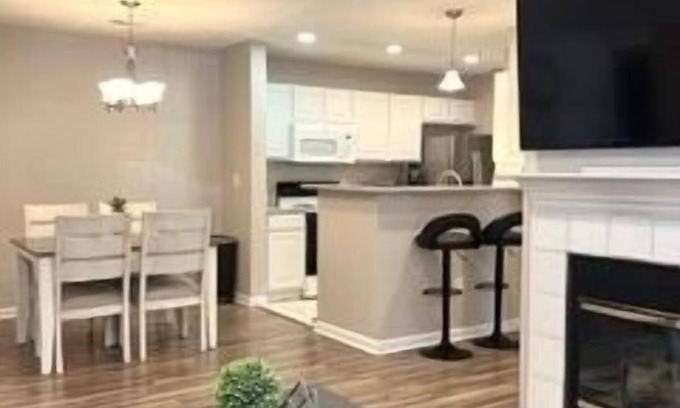 Strongsville Condo | Fantastic get away in Strongsville!