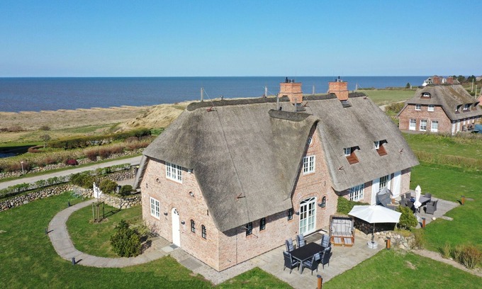 Morsum House | Fantastic semi-detached house under thatch.