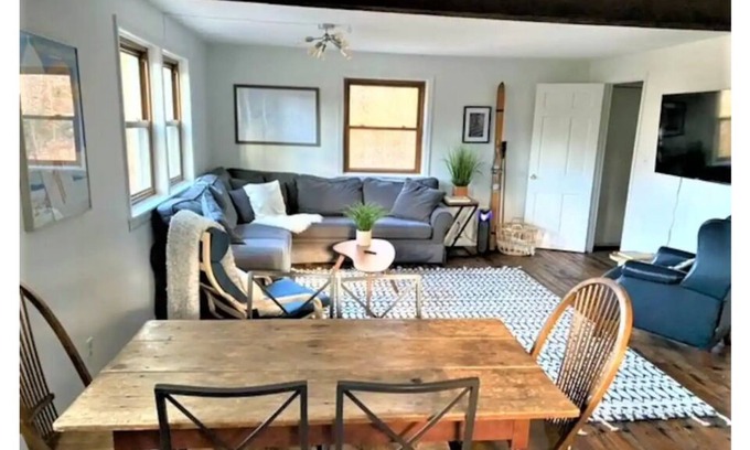 Stowe Hollow House | Fantastic Stowe 4 Bed Home 1 mile from Downtown!!