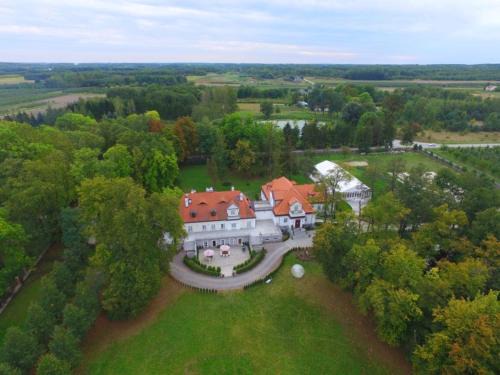 Tarczyn Bed & Breakfast | Farma Many B&B, noclegi Suntago & DeepSpot