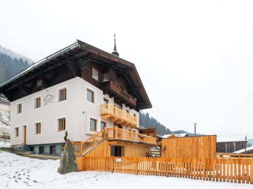 Bramberg am Wildkogel House | Farmhouse in Bramberg with Natural Pond