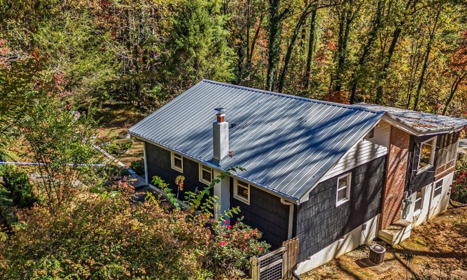 Saluda House | Farmhouse in private setting close to town