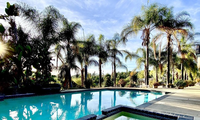 Kit Carson House | Farmhouse Oasis - Relax, Un-wind, Enjoy!
