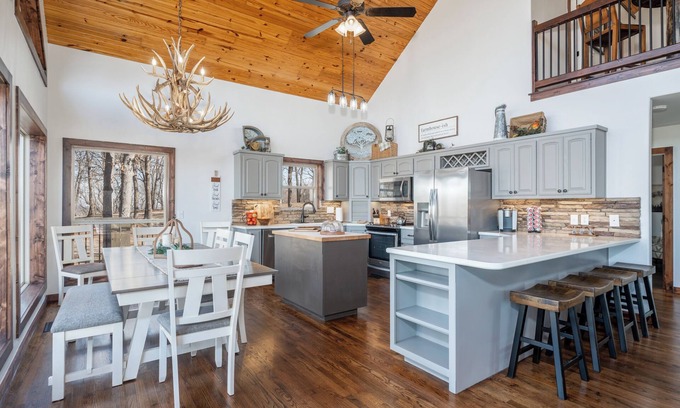 Bixby Other | Farmhouse on 160 Acres | Stocked Lakes | Firepit | Trails | 30 minutes to Tulsa