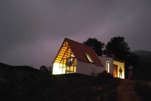 Elappara House | Farmstay in ചില്ലുകൂടാരം at Les Domki et al.