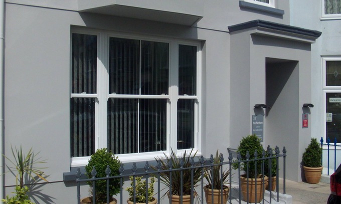 Tenby House | Farnham Hotel