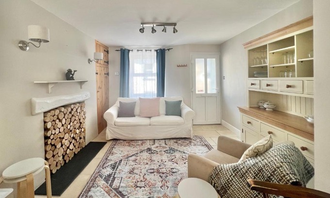 Kingsbridge House | Farthing Cottage…cute ‘n’ cosy!