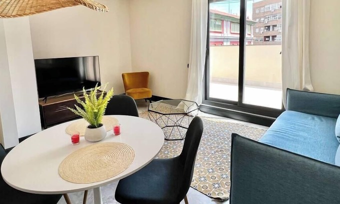Almendrales Apartment | FD/ Beautiful penthouse with terrace. Parking. TV/WIFI