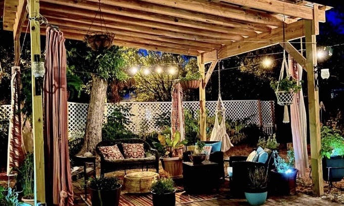 New Braunfels Cottage | Feel local! A Football Field Stroll to Downtown & the River! Pets encouraged!n