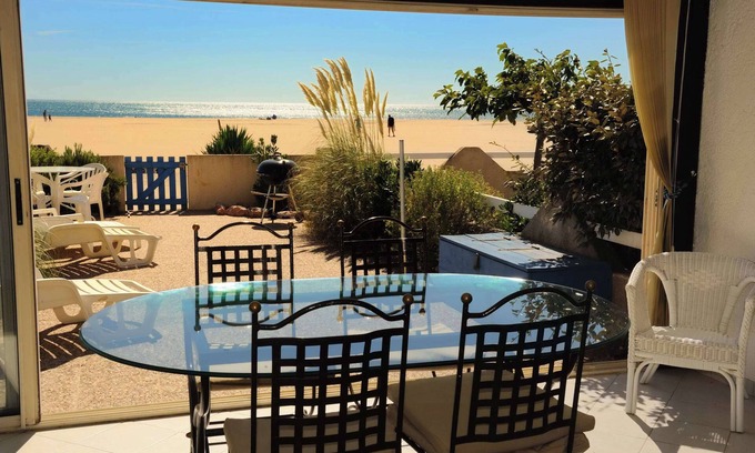 Les Ayguades Apartment | FEET IN THE WATER