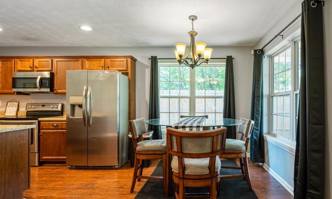 Emerson House | Fenced BKYD & Firepit 1 Mile To Lakepoint Sports