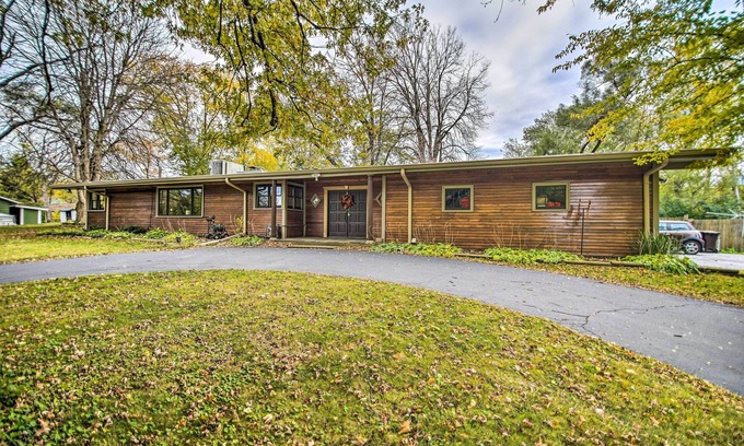 Fox River Grove House | Fenced Yard: Fox River Grove Home, Dogs Welcome