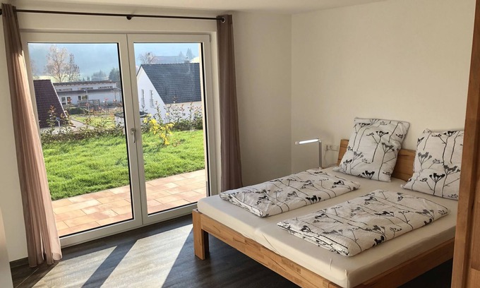Biederbach Apartment | Ferienwohnung Kapellenblick 1, 85qm, zwei Schlafzimmer, Wohnzimmer, Terrasse und WLAN