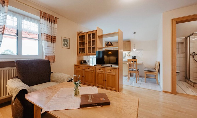Bad Birnbach Apartment | Ferienwohnung mit Balkon (Altbau) in familiärem Ambiente