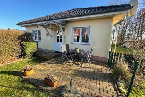 Dargen Apartment | Ferienwohnung OTTOSIN mit Terrasse und Garten