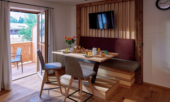 Chieming Apartment | Ferienwohnung Segelboot, 1-4pers., 2 Sep. SZ, 1.og, Balkon mit Chiemseeblick