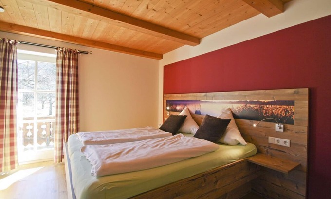 Bad Feilnbach Apartment | Ferienwohnung "Walnuss" 40 qm bis 2 Personen, 1. Obergeschoss, 1 separates Schlafzimmer, Südbalkon.