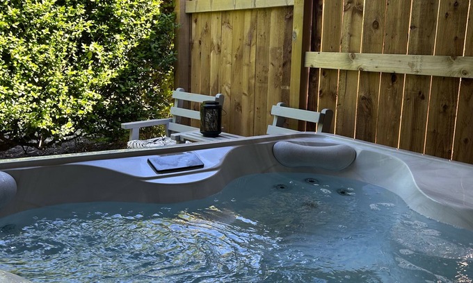 Saltburn-by-the-Sea Cabin | Fernlea Luxury Shepherds Hut - Sleeps 2 & Hot Tub