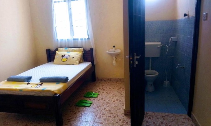 Mombasa Bed & Breakfast | FERRY GARDENS RESTAURANT