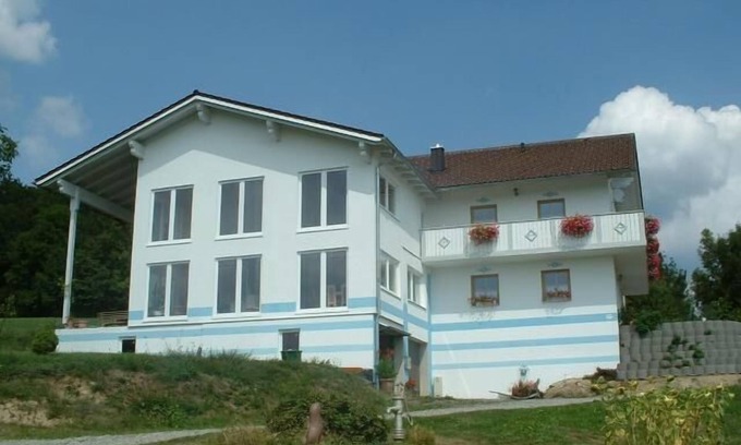 Grafenau Apartment | FeWo (80qm) mit großem Balkon, Brötchenservice und riesigem Garten