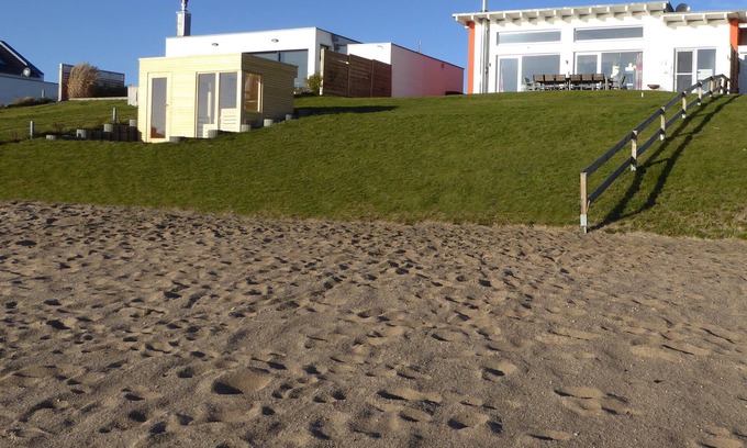 Lobnitz House | FH1 with private beach, sauna, fireplace, air conditioning, 4 bedrooms, 2 bathrooms, 8-10, max. 12 pers.