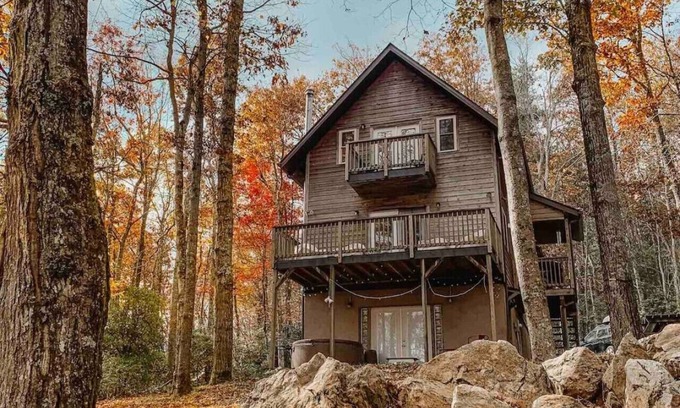 Burks Fork Cabin | Find Fall Colors | Cabin + Hot Tub Near Parkway