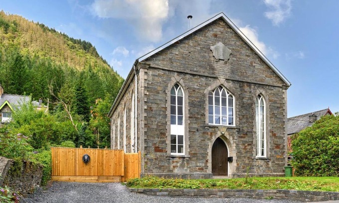 Dinas Mawddwy House | Finest Retreats - Luxury Converted Chapel with Hot Tub & Games Room