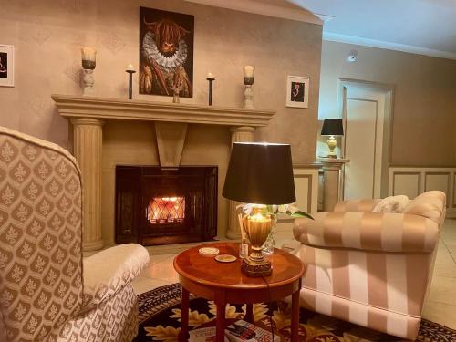 Glasgow House | FINN VILLAGE Loch Lomond Villa - THE BLACK ROOM with Private Jacuzzi-Style Bath