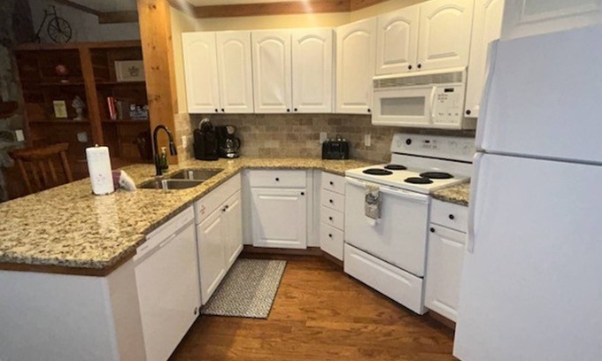 White Oak Lodge Apartment | Fireplace Pool Table Pool Fitness Room