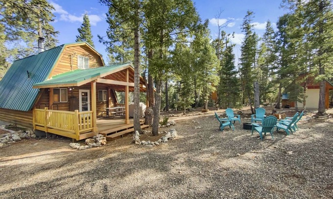 Meadow View Heights Cabin | Fireside Cottage private & located in Duck Creek Village near National Parks