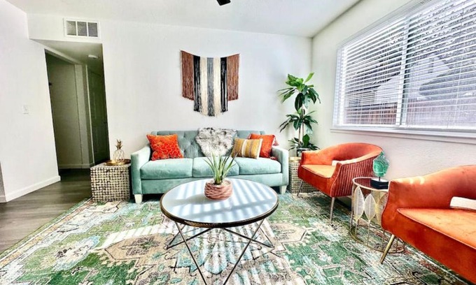 Downtown Sacramento Apartment | First floor gated, central and remodeled apartment