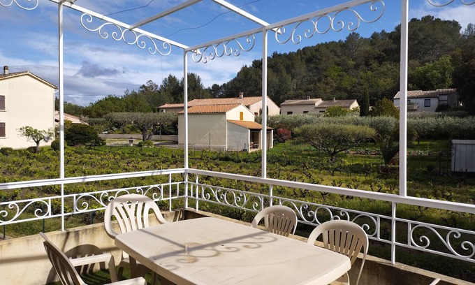 Pierrefeu-du-Var Villa | First floor of house for 4 with swimming pool 20 minutes from the sea