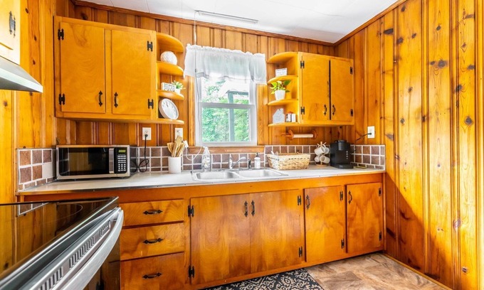 Ingles Cabin | Fisherman's Haven on Quiet Cove in Claytor Lake! 2BS5