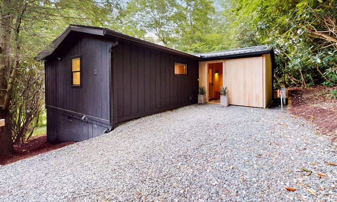 Newland Cottage | Fishing Cabin | Dog-friendly cottage in Newland with pool, golf, fishing, grills