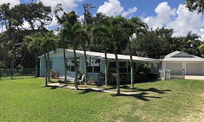 Sebastian House | Fishing, river view, pet friendly and 90 minutes from Disney and Orlando parks.