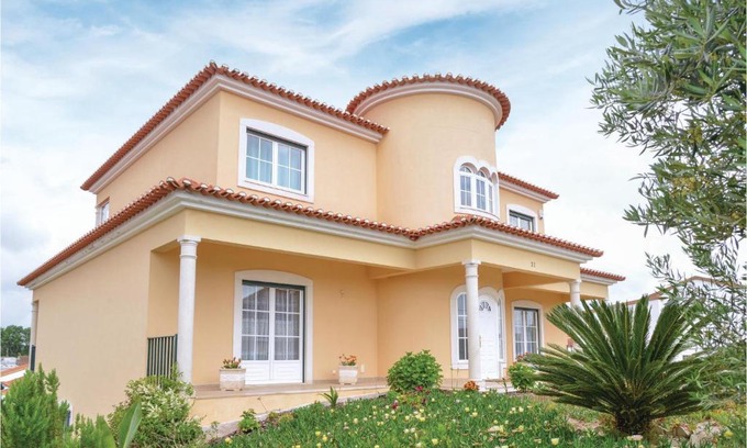 Lourinha House | Five-Bedroom Holiday Home in Miragaia