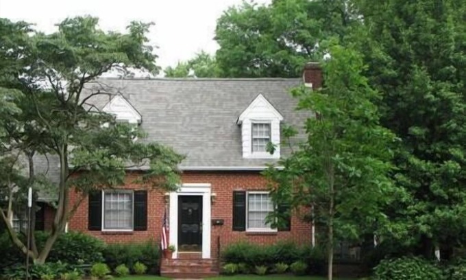 Bancroft Parkway House | Five Star Accommodations