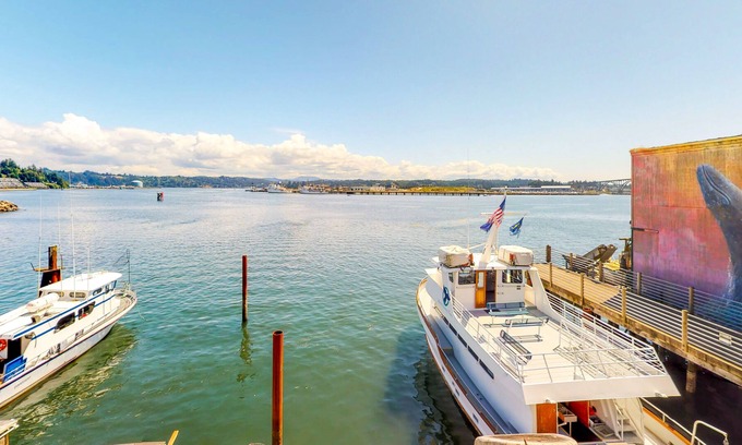 Historic Bayfront Apartment | Five studios in a bayfront lodge w/ gas fireplaces & jetted tubs - near beach!