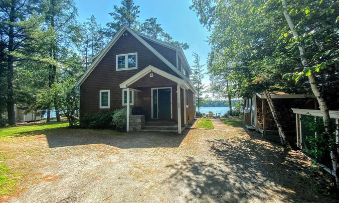 Whitefield House | FL Amazing Lake House 20 min from Bretton Woods. Stunning water views! Bonus Room.
