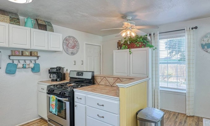Aransas Pass Cottage | Flam Buoy! 2/1 cottage w fire pit/giant checkers