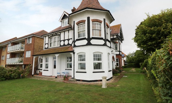 Frinton-on-Sea Cottage | FLAT 1, CAMBRIDGE COURT, family friendly in Frinton-On-Sea