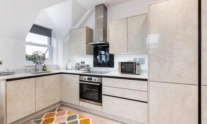 Leatherhead Apartment | Flat 5 Saarb Apartments