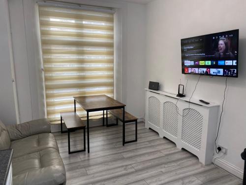 Addison Apartment | Flat next to Westfield shopping centre