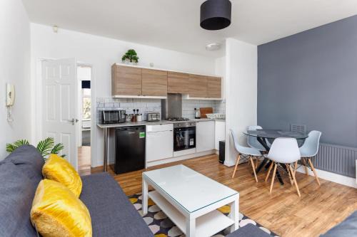 Sefton Park Apartment | FLATZY - Stylish Abode on Doorstep of Sefton Park *10 minutes to Centre*