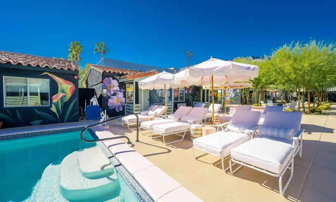 Uptown Design District Hotel | Fleur Noire Hotel - 21 and Over