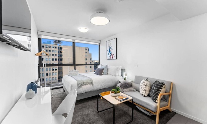 Melbourne Central Business District Apartment | Flinders St Heritage Stay|1-Min Walk to Station | Free Tram Zone | Gym, Fast Wi-Fi, Kitchen, Workspace, Hotel-Grade Linens