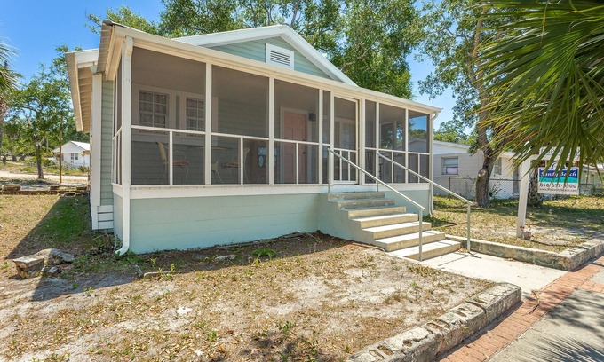 Carrabelle House | Flip Flop' N 2BR/2BA Home- Down Town Carrabelle